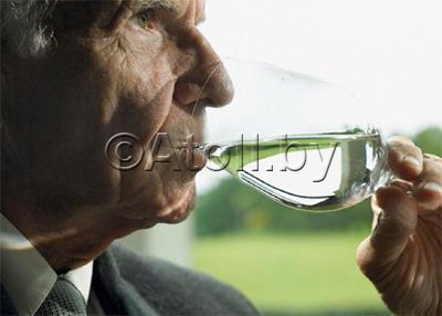 пожилые люди пьют много воды