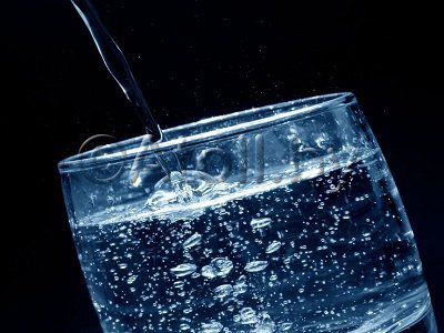 чистая питьевая вода без вкуса, цвета и запаха